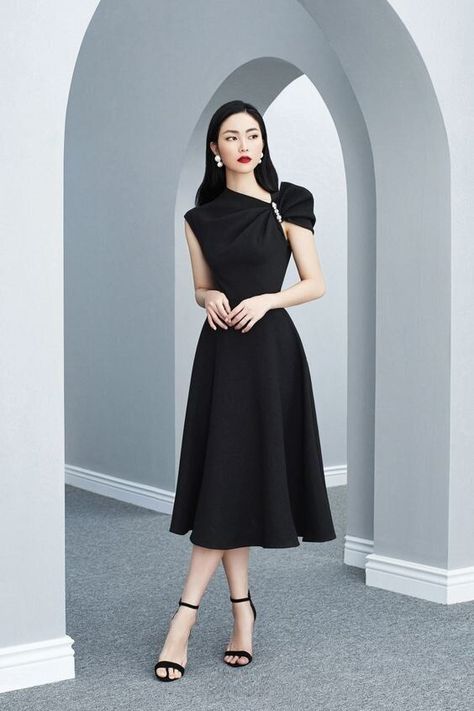 f4a4da9aa7eadfd23c7bdb7cf57b3112desc51728711ri Black Dresses Classy, Pakaian Feminin, Elegant Dresses For Women, Looks Chic, The Model, Looks Style, Classy Dress, Elegant Outfit, Mode Outfits