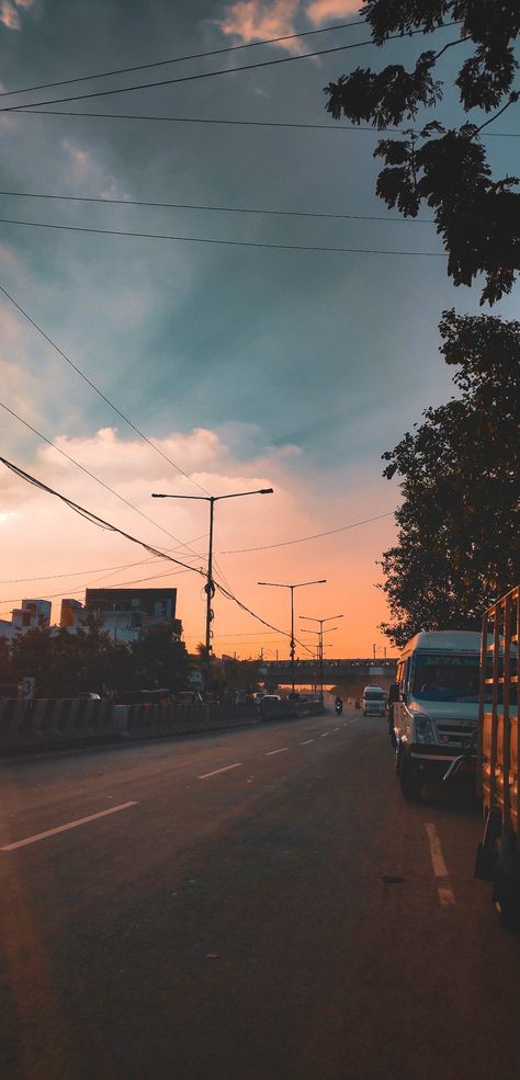 Beautiful sunset captured using mobile on a not so busy road in Chennai, India Busy Road Aesthetic, Chennai Night Aesthetic, Sunset Reels Instagram, Indian Road Aesthetic, Road Aesthetic Pictures, Natural Images Hd, Indian Roads Photography, Beautiful Photos Of Nature Sunrises, Evening Asthetic Picture