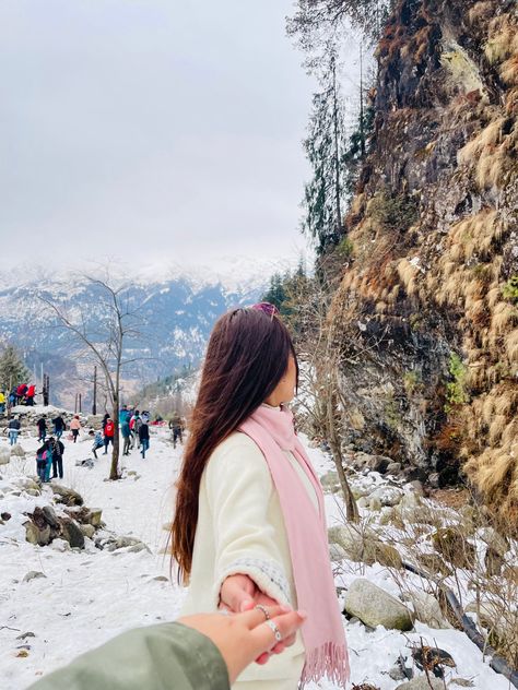 #manali #snow #winterwonderland #mountains Tumblr, Outfit For Manali Trip, Outfit Ideas For Mountain Trip Winter, Honeymoon In Mountains, Manali Couple Photos, Solang Valley Manali Photography, Manali Couple Photoshoot, Poses In Manali, Manali Couple Photography