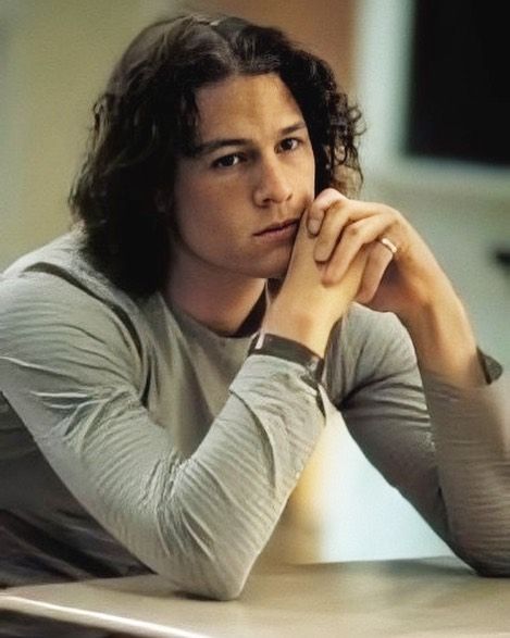 Heath Ledger Hot Pics, Heath Ledger Hair, Heath Ledger Dark Hair, Heath Ledger Brown Hair, Heath Ledger Long Hair, Hethe Ledger, Hearh Ledger, Heath Ledger Drawing, Heath Ledger 90s