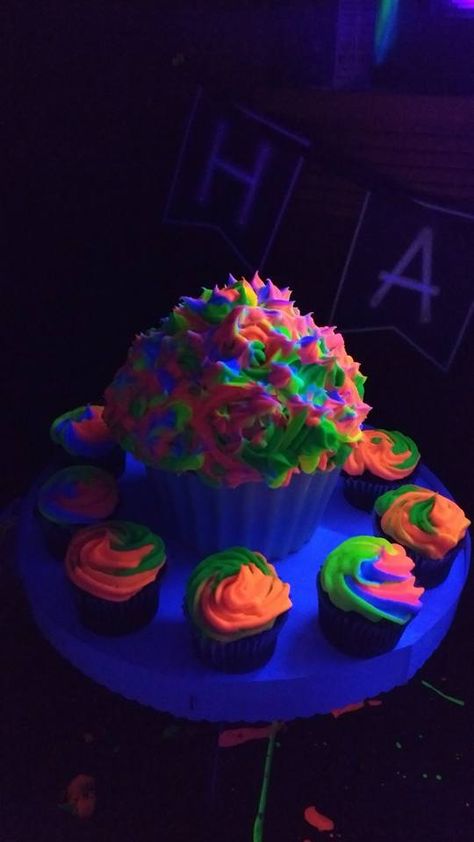 Glowing Giant Cupcake Cake with Black Light Reactive Frosting. Used Basic Rolkem Lumo Powder set to achieve the glow color in buttercream Black Light Cake Ideas, Glow In The Dark Birthday Cake, Glow In The Dark Cake Ideas, Glow Cupcakes, Dark Cupcakes, Glow In The Dark Cupcakes, Neon Cupcakes, Neon Birthday Cakes, Giant Cupcake Cake