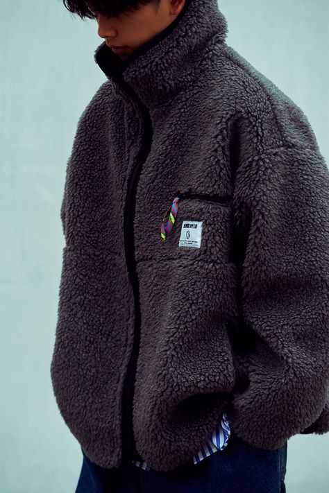 Styling Fleece Jacket, Streetwear Fleece Jacket, Men’s Fleece Outfit, Uniqlo Fleece Jacket Outfit Men, Fleece Men Outfit, Outfits With Winter Jackets, Men Fleece Outfit, White Fleece Jacket Outfit Men, Winter Men Streetwear