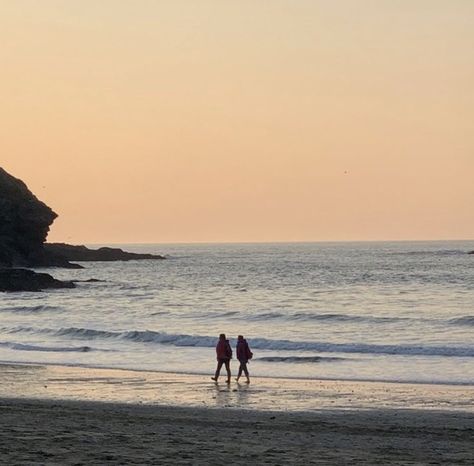 Cute sunset walk in conrwall #aesthetic #sunset #cornwall #love #beach #romantic #walk Romantic Walk On The Beach, Walk On The Beach Aesthetic, Walking On Beach Aesthetic, Beach Walk Couple, Beach Walk Aesthetic, Couple Walking On Beach, Cute Sunset, Romantic Walk, Sunset Walk