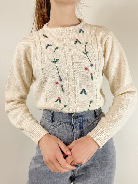 "Vintage cream emboidered berry cable knit sweater by Suburban Petites. 100% acrylic. 19\" pit to pit, 21\" length Follow us on instagram @thirdwestvintage !" Handknitted Sweater, Aesthetic Styles, Sweater Designs, Elegant Crochet, Cardigan Design, Girls Aesthetic, Embroidered Sweater, Cable Knit Sweater, Sweater Design