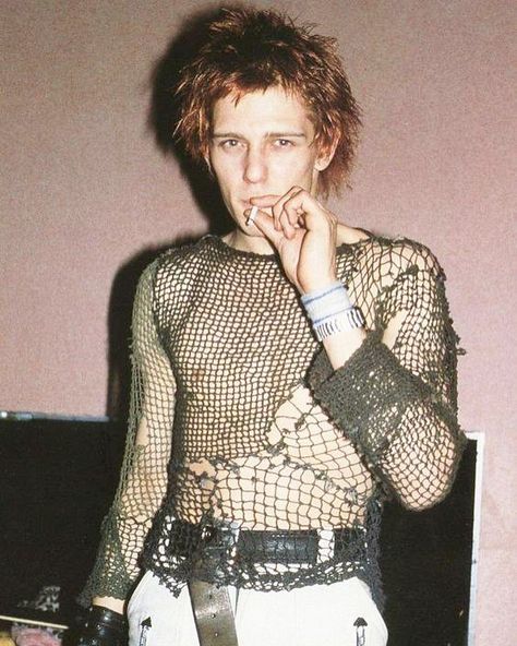 Rock Gallery ✨ on Instagram: “Paul Simonon of The Clash, 1977” Punk Fashion Aesthetic, Stile Punk Rock, 80s Punk Fashion, 80’s Punk, Punks 70s, Punk 80s, Paul Simonon, Look 80s, Estilo Punk Rock