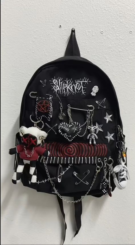 Mochila Grunge, Punk Fashion Diy, Punk Style Outfits, Mode Emo, Battle Jacket, Backpack Decoration, Estilo Punk, Punk Outfits, Slipknot