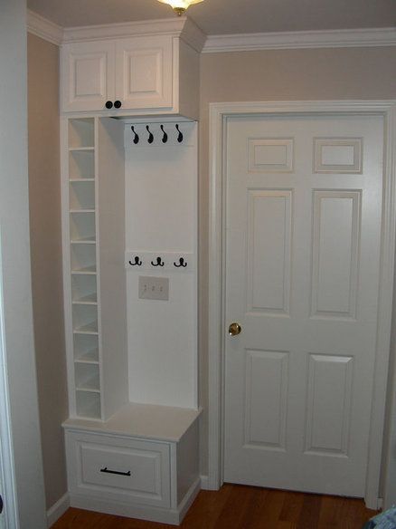 Small Entryways, Small Coat Closet, Apartment Laundry, Coat And Shoe Storage, Hal Decor, Shoe Storage Small Space, Mudroom Design, Small Closets, Apartment Organization