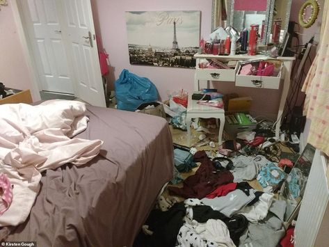 Frustrated parents share their teenage children's untidy bedroom horrors Poor Bedroom, Untidy Room, Messy Bedroom, Dirty Room, Parents Bedroom, Children's Bedroom Ideas, Parents Room, Friend Birthday Quotes, Bedroom Images