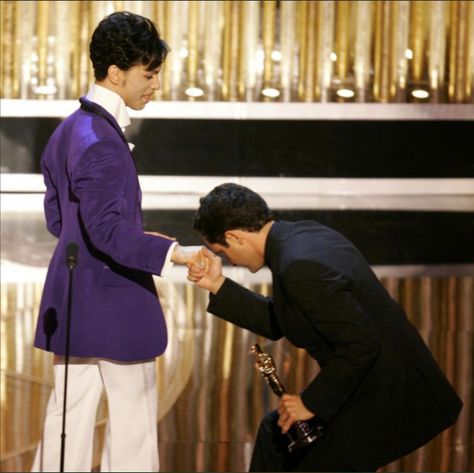 Jorge Drexler greets Prince after winning best original song for "Al Otro Lado Del Rio" at the 77th annual Academy Awards in Hollywood, February 27, 2005. Motorcycle Diaries, Prince Photos, Prince Music, Sheila E, Prince Images, Prince Tribute, The Artist Prince, Photos Of Prince, Rip Prince