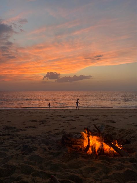 Beach Campfire Aesthetic, Beach Bonfire Outfit Night, Sunburn Aesthetic, Beach Bonfire Outfit, Maggie Aesthetic, Playlist Pictures, Beach Fireplace, Fall Beach, Beach Fire