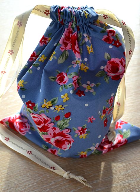 Make a Drawstring bag Drawstring Bag Diy, Drawstring Bag Tutorials, Drawstring Bag Pattern, Small Drawstring Bag, Trendy Sewing, Balenciaga Bag, String Bag, Creation Couture, Fabric Gift Bags