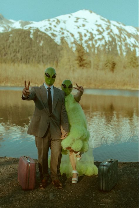 Spooky Cute Photoshoot, Alien Themed Photoshoot, Alien Couple Photoshoot, Alien Inspired Photoshoot, Alien Theme Photoshoot, Outer Space Photoshoot Ideas, Funny Elopement Photos, Space Photoshoot Ideas, Weird Photos Aesthetic