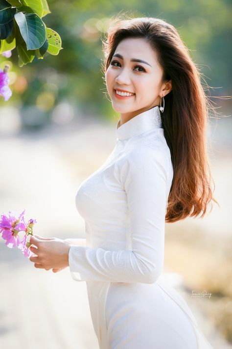 Ao Dai, Women White Dress, Girls Long Dresses, Vietnamese Traditional Dress, Vietnamese Dress, Long White Dress, White Dresses For Women, Beauty Collection, Fotografi Potret