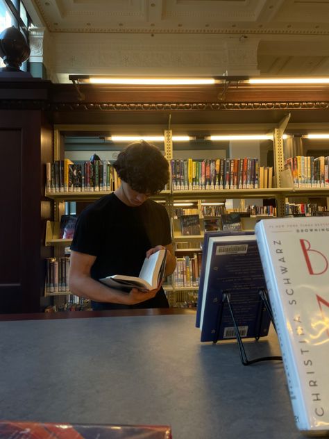 Library Kiss Aesthetic, Library Love Aesthetic, Perpustakaan Date, Book Store Date Aesthetic, Library Date Couple, Library Date Aesthetic, Book Date Aesthetic, Bookshop Date, Library Couple