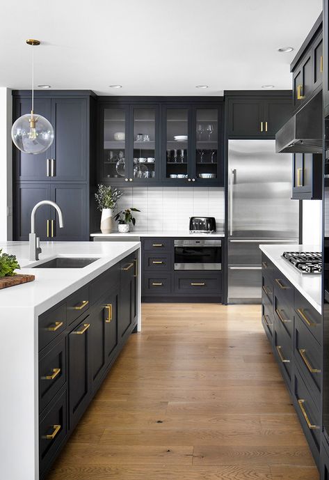 Kitchen With Black Cabinets, Oasis Decor, Kabinet Dapur, تصميم للمنزل العصري, Desert Oasis, Kitchen Inspiration Design, Kitchen Room Design, Black Cabinets, Kitchen Redo