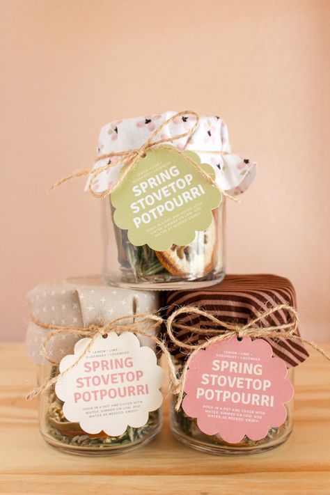 April Gift Ideas, Potpourri Packaging Ideas, Hostess Gift Ideas Baby Shower Gifts, Spring Favors Ideas, Spring Potpourri Recipes, Widow Gift Ideas, Diy Stovetop Potpourri Gift, Spring Party Favors For Women, Stovetop Potpourri Gift In A Jar