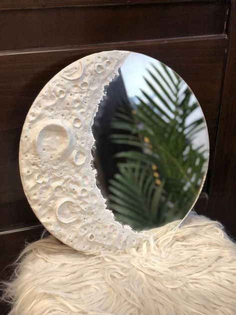 Clay Mirrors Diy, Clay Moon Mirror, Diy Air Dry Clay Mirror, Mirror Frame Diy Clay, Air Dry Clay On Mirror, Airdry Clay Mirror, Air Dry Clay Ideas Mirror, Air Dry Clay Mirror Diy, Aesthetic Clay Mirror