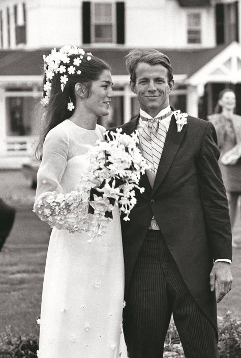 Vogue Weddings: 120 Years of Posh Nuptials Fifties Wedding Dress, 1960s Wedding Dresses, Chic Vintage Bride, 1960s Wedding, Peter Beard, Chic Vintage Brides, Celebrity Wedding Dresses, Vogue Wedding, Vintage Wedding Photos