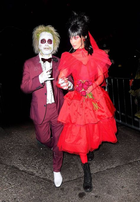 The Best Celebrity Halloween Costumes. 2018 The Weeknd and Bella Hadid were inspired by Beetlejuice for their fancy dress outfits. Halloween Costumes For 1, Beetlejuice Halloween Costume, Halloween College, Beetlejuice Costume, Meme Costume, Easy College Halloween Costumes, Kostum Halloween, Beetlejuice Halloween, Best Celebrity Halloween Costumes