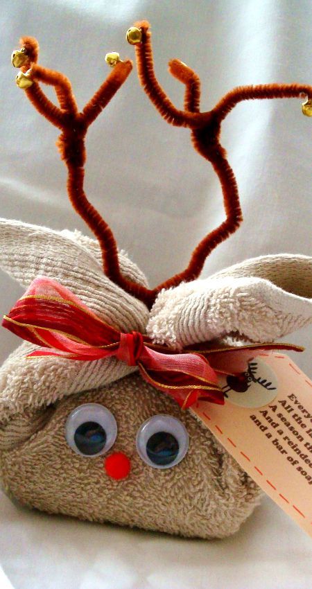 DIY Washcloth Reindeer with tag ~ Cute way to give a bath gift Washcloth Animals, Washcloth Crafts, Baby Gifts To Make, Towel Animals, How To Fold Towels, Christmas Towels, Diy Gifts For Kids, Towel Crafts, Bath Gift