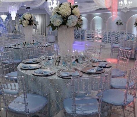 Light Blue Decorations Party 15, Blue Tiara Quince, Blue Table Settings Party, Cinderella Table Setting, Periwinkle Quinceanera Theme, Table Settings Quinceanera, Quinceanera Tables Set Up, Blue Quince Table Decorations, Light Blue Quinceanera Table Decorations