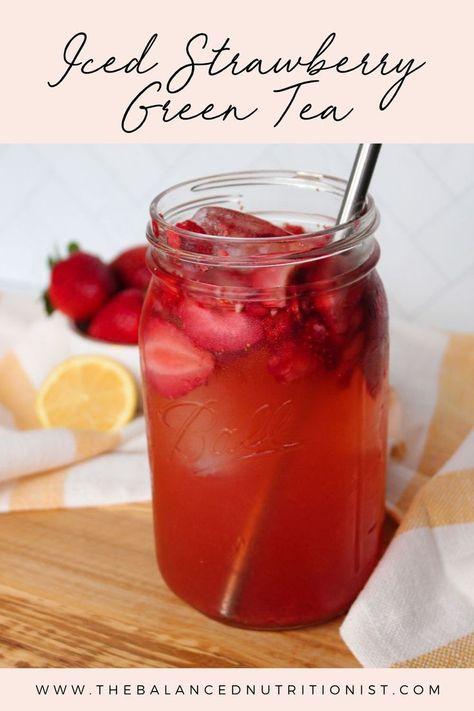 A mason jar full of iced strawberry green tea, garnished with strawberries with a metal straw. Fresco, Strawberry Green Tea, Iced Green Tea Recipe, Healthy Teas Recipes, Green Tea Lemonade, Green Tea Drinks, Iced Drinks Recipes, Tea Drink Recipes, Keto Cocktails