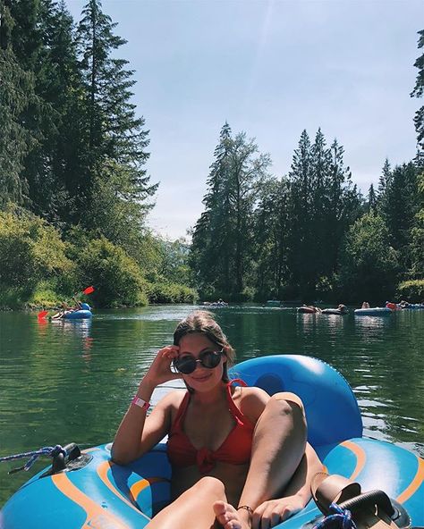 River Day Pictures, Floating On The River, Lazy River Aesthetic, Lake Day Aesthetic Summer, River Pictures Ideas Summer, Cute River Pictures, River Day Aesthetic, Tubing Photos, Summer River Aesthetic