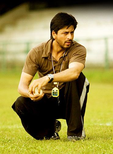 Shahrukh Khan in Chak De India (2007) - 100 Years of Indian Cinema Shahrukh Khan Hairstyle, Shahrukh Khan Family, Dhyan Chand, Chak De India, Bollywood Wallpaper, Kabir Khan, Srk Movies, Jennifer Winget Beyhadh, Hairstyle Tips