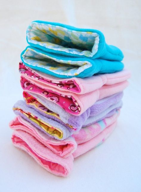 Fleece is such a great fabric to work with. Here are 30 fleece sewing projects to make (and a few no-sew projects too!) Pillows, blankets, scarves and more! Tela, Patchwork, Fleece Sewing Projects, Fleece Projects, Ikat Bag, Fleece Hats, Sewing Fleece, Beginner Sewing, Beginner Sewing Projects Easy