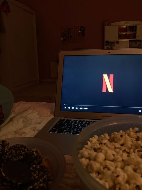 Watching A Movie Aesthetic, 17 Doğum Günü, Iptv Smarters, Les Pogues, Apk Premium, Watching Netflix, Vision Board Pictures, Iptv Subscription, I Love Cinema