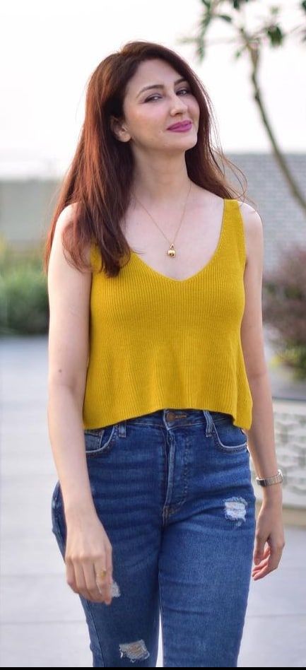 Yellow Top And Jeans Outfit, Outfit With Blue Jeans, Soumya Tandon, Top And Jeans Outfit, Saumya Tandon, Top And Jeans, Blue Jean Outfits, Indian Tv Actress, Yellow Outfit