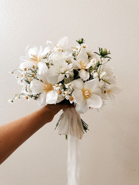 Modern minimalistic wedding bouquet Minimalist Hand Bouquet, Bride Bouquets Small Simple, Bridal Bouquet Civil Wedding, Engagement Cake Minimalist, Micro Bridal Bouquet, Korean Bridal Bouquet, Minimalistic Wedding Bouquet, Minimalist Bouquet Wedding, Wedding Bouquet Minimalist