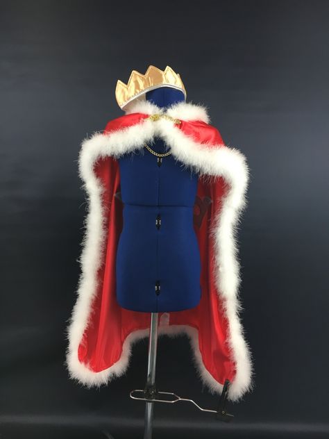 Make a cool DIY king cape! Cape Aesthetic, King Costume For Kids, King Cape, Queen Cape, Kids Dress Up Costumes, Royal Cape, Red Superhero, Diy Cape, King Dress