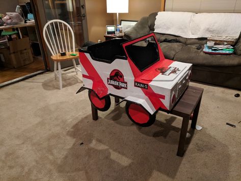 Jurassic Park Jeep build for child's costume - Imgur Jurassic Park Wagon, Cardboard Jeep, Jeep For Kids, Stroller Halloween Costumes, Jurassic Park Costume, Jurassic Park Jeep, Candy Costume, Diy Jeep, Dinosaur Halloween Costume