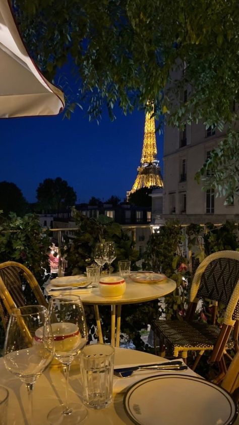 Girafe Restaurant Paris Night, Paris Cocktail Bar, Dinner In Paris Aesthetic, Rich Paris Aesthetic, Nightlife In Paris, Paris Proposal Night, Paris Night Out, Europe Night Aesthetic, Midnight In Paris Aesthetic