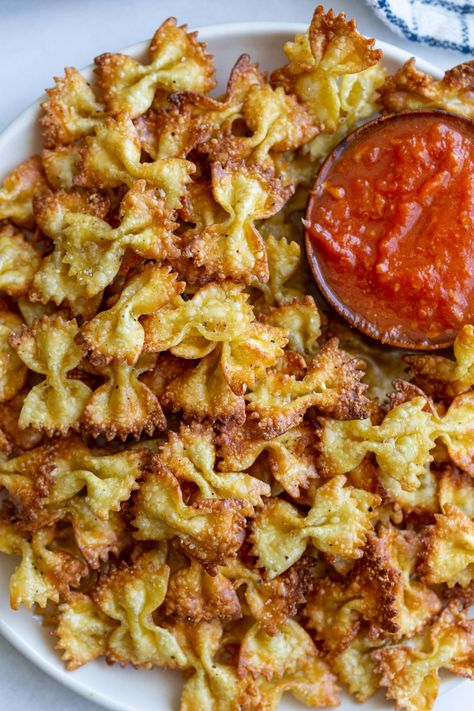 These easy air fryer pasta chips have been popular on tiktok and are so easy to make! Such a fun and delicious recipe! Air Fryer Pasta Chips, Air Fryer Pasta, Pasta Chips, Air Fryer Oven Recipes, Air Fyer Recipes, Air Fry Recipes, Air Frier Recipes, Easy Air Fryer, Air Fryer Dinner Recipes