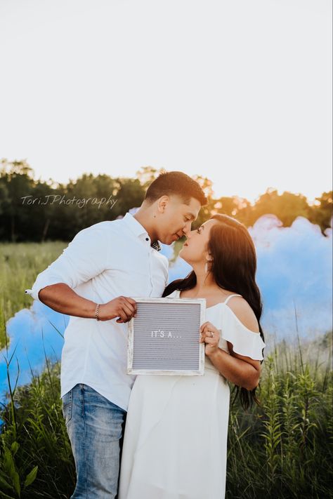 Gender Photoshoot Ideas, Maternity Shoot Gender Reveal, Gender Reveal Ideas Pictures, Maternity Gender Reveal Photo Shoot, Gender Reveal Poses Picture Ideas, Gender Reveal Couple Photos, Maternity Gender Reveal Outfit, Simple Gender Reveal Photoshoot, Gender Reveal Picture Ideas Photography