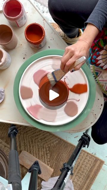 Pottery Design Inspiration, Ceramic Glaze Inspiration, Swirl Pottery Painting, Easy Pottery Bowl Painting Ideas, Pottery Bowl Glazing Ideas, Glaze For Pottery Ideas, Glazing Pottery Ideas Bowls, Ceramic Plate Ideas Design, Glazed Pottery Bowls