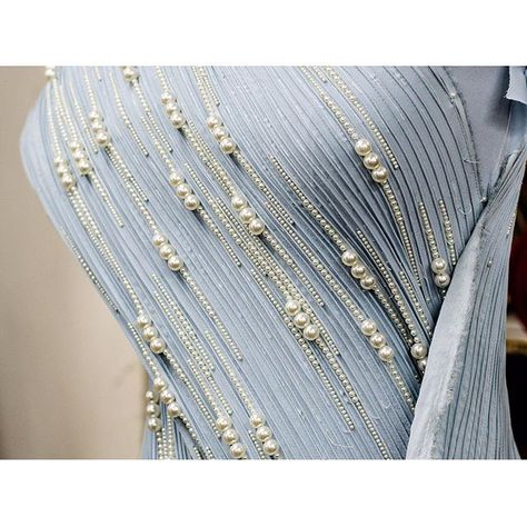 Gaurav Gupta, Pola Manik, Tambour Beading, Hand Beaded Embroidery, Pearl Embroidery, Tambour Embroidery, Bead Embroidery Tutorial, Pearl Details, Couture Embroidery