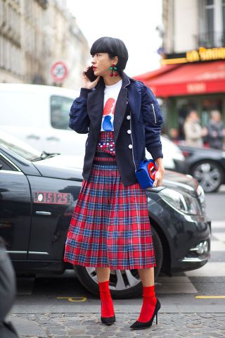 Heels With Socks, Mode Tartan, Paris Street Style Fall, Mode Pop, How To Wear Heels, Aesthetic Street, Crown Aesthetic, Top Street Style, Sock Outfits