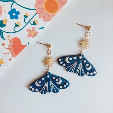 Homemade Earrings Clay, Diy Earrings Clay, Polymer Clay Crafts Ideas, Cute Clay Earring Ideas, Moth Polymer Clay, Easy Polymer Clay Ideas, Polymer Clay Jewelry Ideas, Clay Jewlrey, Polymer Clay Earring Ideas