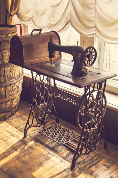 Old Fashioned Sewing Machine, Sewing Machines Vintage, Sewing Machine Singer, Vintage Sewing Machine Aesthetic, Victorian Sewing Machine, Dark Academia Sewing Room, Victorian Sewing Room, Antique Sewing Room, Singer Sewing Machine Ideas