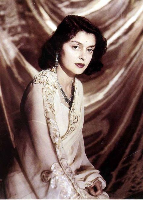 The maharani was one of the most beautiful women in the world Maharani Gayatri Devi Jewellery, Maharani Gayatri Devi, Glamorous Women, Gayatri Devi, Jewelry Template, Royal Indian, Indian Princess, Vintage India, Woman Wine