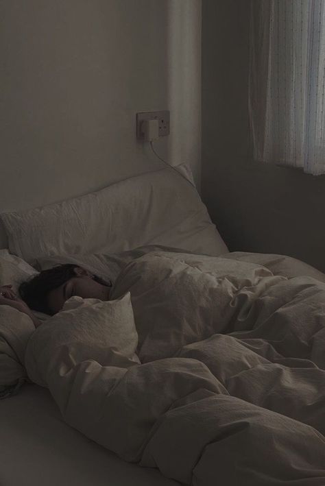 Sleep On Time Aesthetic, Cozy Sleeping Aesthetic, Cozy Sleep Aesthetic Night, Sleep More Aesthetic, Peaceful Sleep Aesthetic, Peaceful Night Aesthetic, Napping Aesthetic, Female Aesthetic Faceless, Cozy Sleep Aesthetic