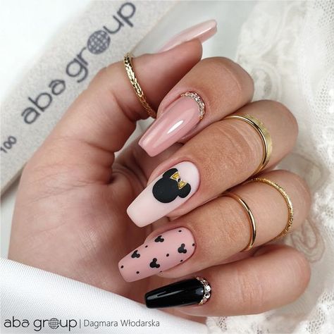 Beige polish with black Minnie mouse nail design on medium square nails Disney Nail Designs Acrylic, Aesthetic Disney Nails, Simple Disney Nail Designs, Spring Disney Nails, Disney Themed Nails Acrylic, Summer Disney Nails, Classy Disney Nails, Disney Nail Ideas, Disneyland Nails