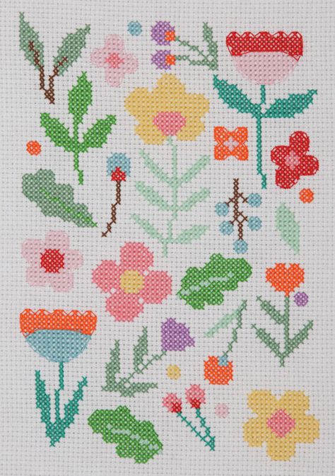 Design For Cross Stitch, Cross Stitch Flowers Pattern Simple, Cross Stitch Little Flowers, Wildflower Cross Stitch, Simple Flower Cross Stitch Pattern, Easy Flower Cross Stitch Pattern, Cross Stitch Patterns Simple, Mini Cross Stitch Flower, Cross Stitch Flowers Simple