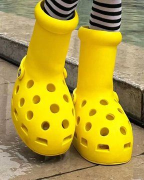 (1) Sneaker News on Twitter: "FIRST-LOOK: MSCHF x CROCS ☀️ Thoughts? https://t.co/1trt7RKaIu" / Twitter Big Red Boots, Crocs Yellow, Yellow Crocs, Funny Shoes, Crocs Boots, Crocs Style, Yellow Nikes, Australian Men, Yellow Boots