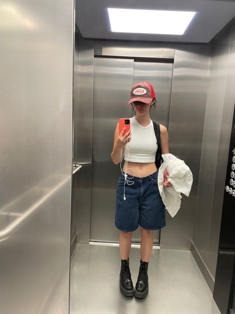 Edgy Outfits, Dope Fashion, Cargo Denim Shorts Outfits Women, Half Pants Outfit, Small Top Big Pants Outfit, Dutch Outfit, Short Pants Outfit, Big Shorts, Streetwear Outfits