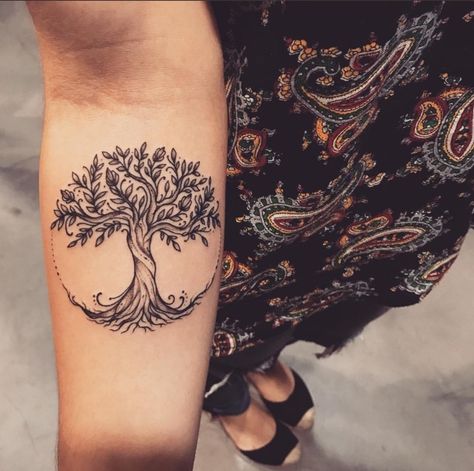 Don’t know who’s tattoo this is, I just saw it on Twitter. But I absolutely love this Tree of Life Family Tattoos, Tattoo Inspiration, Small Tree Tattoo, Tree Tattoo Arm, Family Tree Tattoo, Shape Tattoo, Tree Tattoo Designs, Inspiration Tattoos, Tree Of Life Tattoo