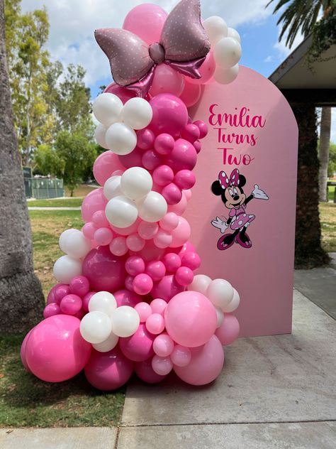 Pink Minnie Mouse Party Ideas, Minnie Mouse Balloons Decorations, Minnie Mouse Balloon Arch Pink And Gold, Minnie Mouse Arch Backdrop, Mini Mouse Themed Birthday Party Decor, Mini Mouse Balloon Decoration, Minnie Mouse Birthday Party Backdrop, 1st Birthday Party Ideas Minnie Mouse, Minnie Mouse Birthday Party Balloons